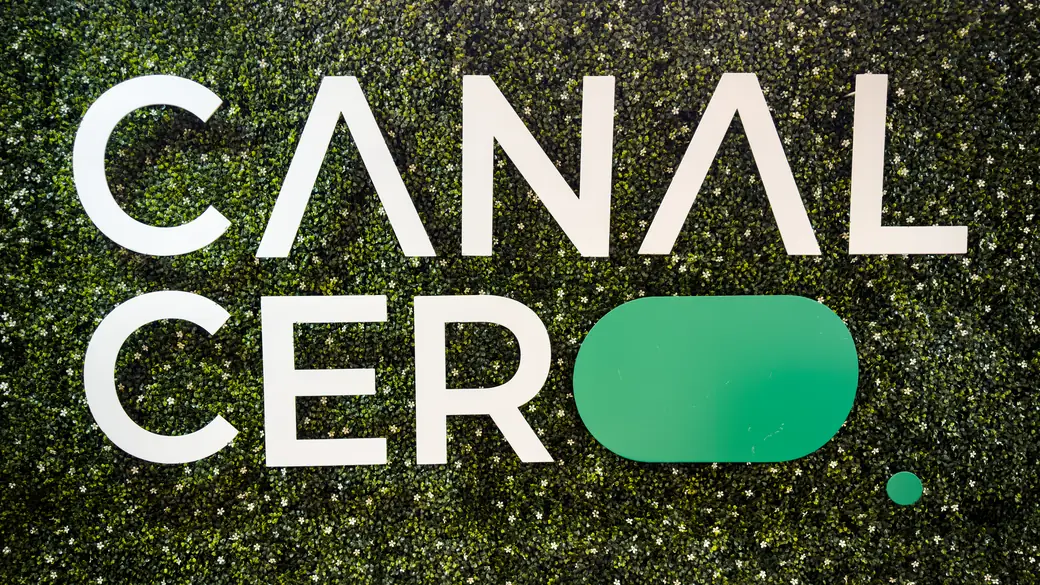 Muro vegetal con el logotipo de Canal Cero en la oficina