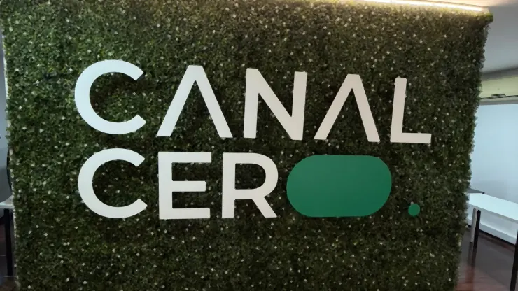Muro vegetal con el logotipo de Canal Cero en la recepción de la oficina
