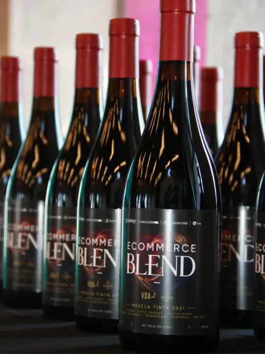 Las botellas de E-Commerce Blend, la mezcla tinta de la edición anterior