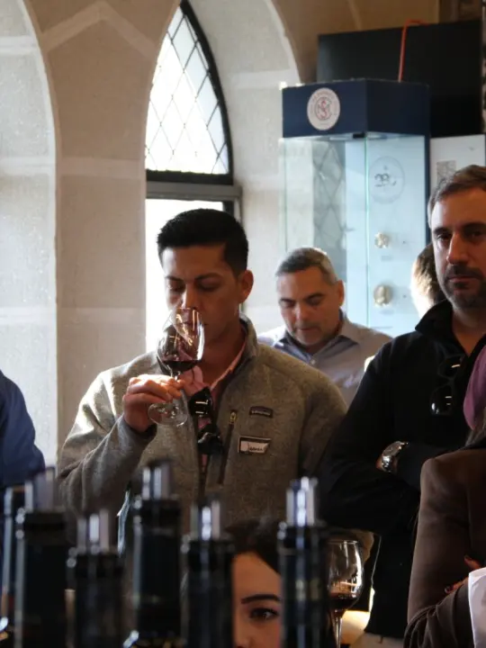 Un invitado cata una copa durante el E-Commerce Blend