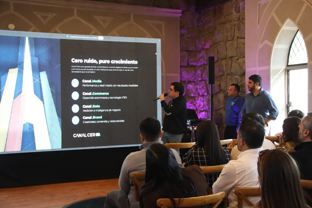 La charla de apertura de E-Commerce Blend, la edición anterior: un expositor frente al público con la presentación de Canal Cero