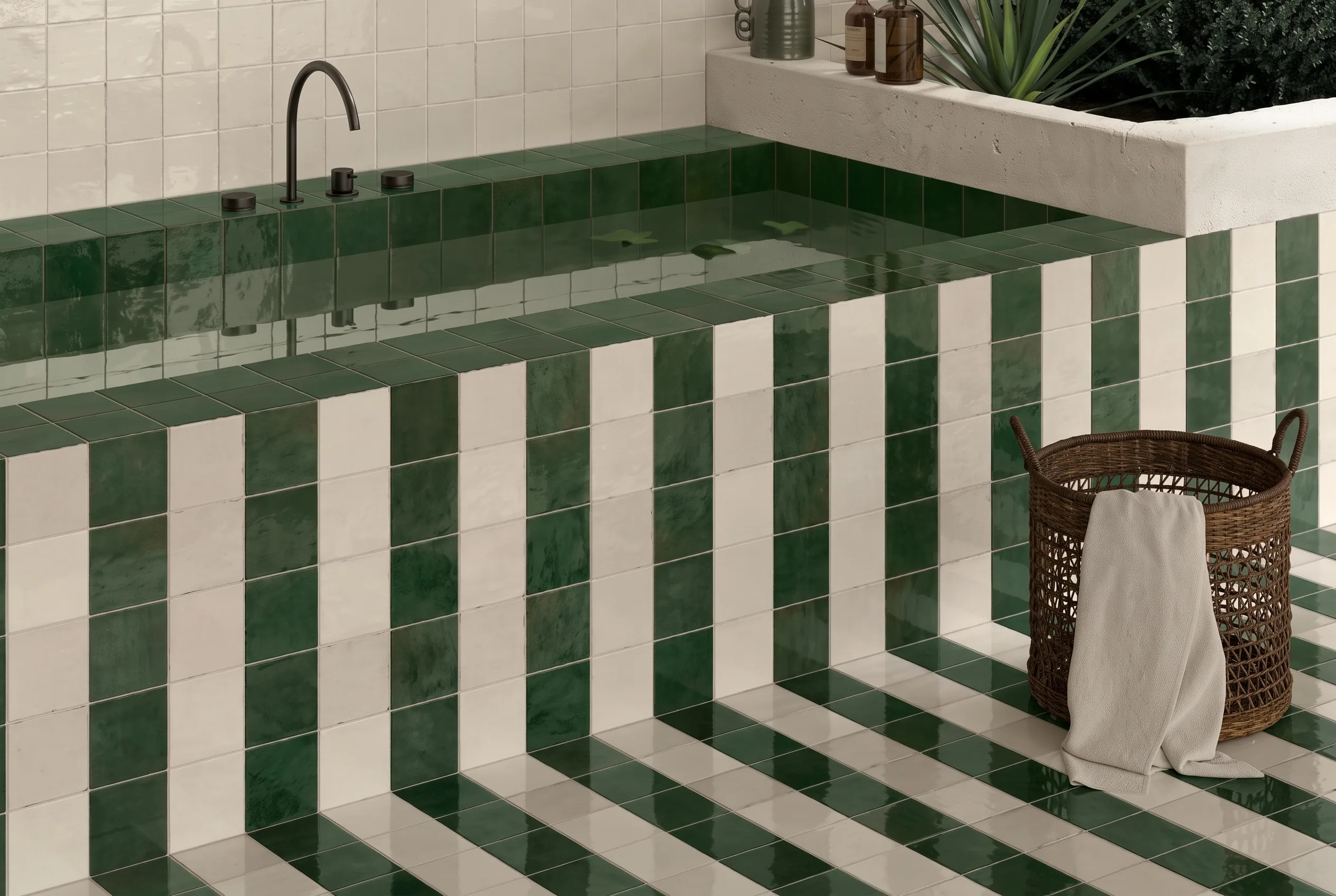 Baño revestido con cerámica verde y blanca a rayas