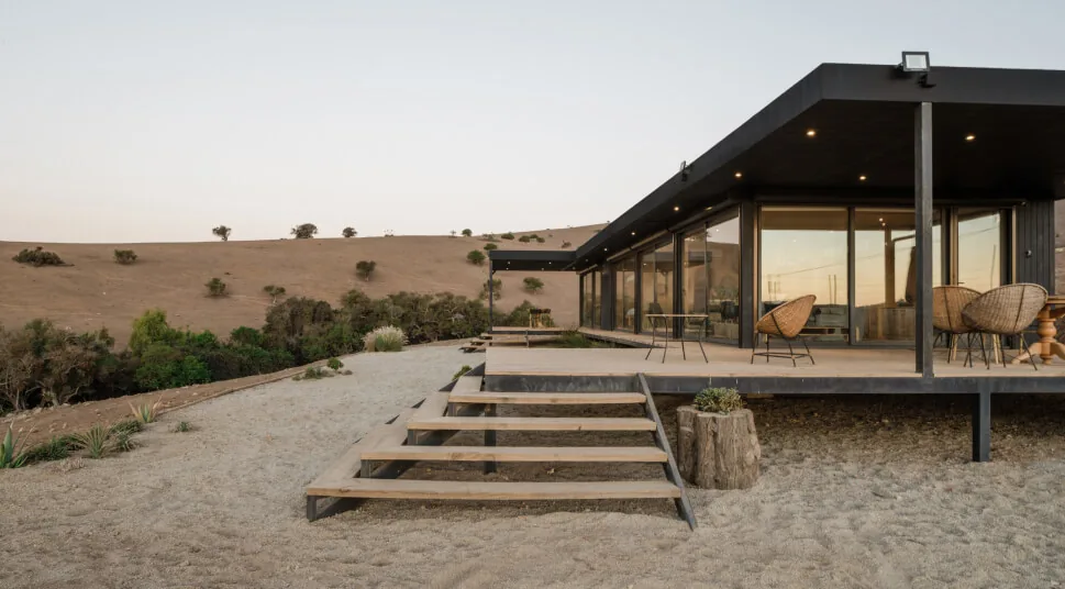 Casa modular de Tecnofast Home con terraza de madera en el campo