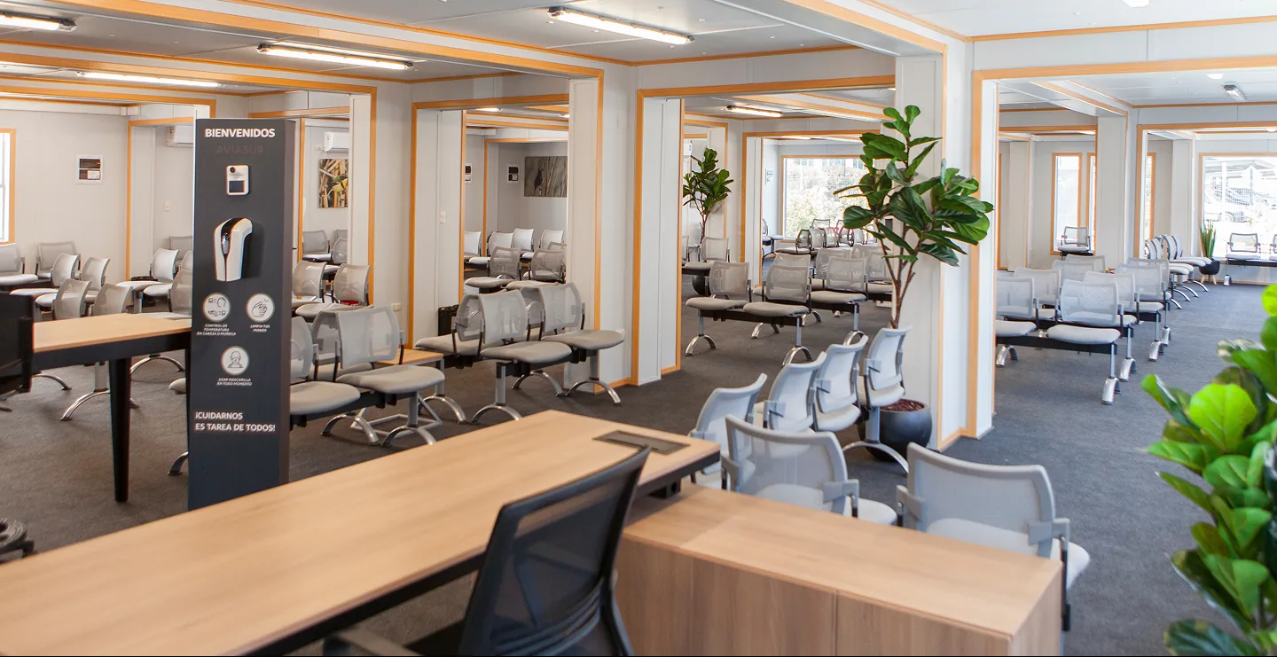 Oficina modular de Tecnofast con escritorios y sala de espera