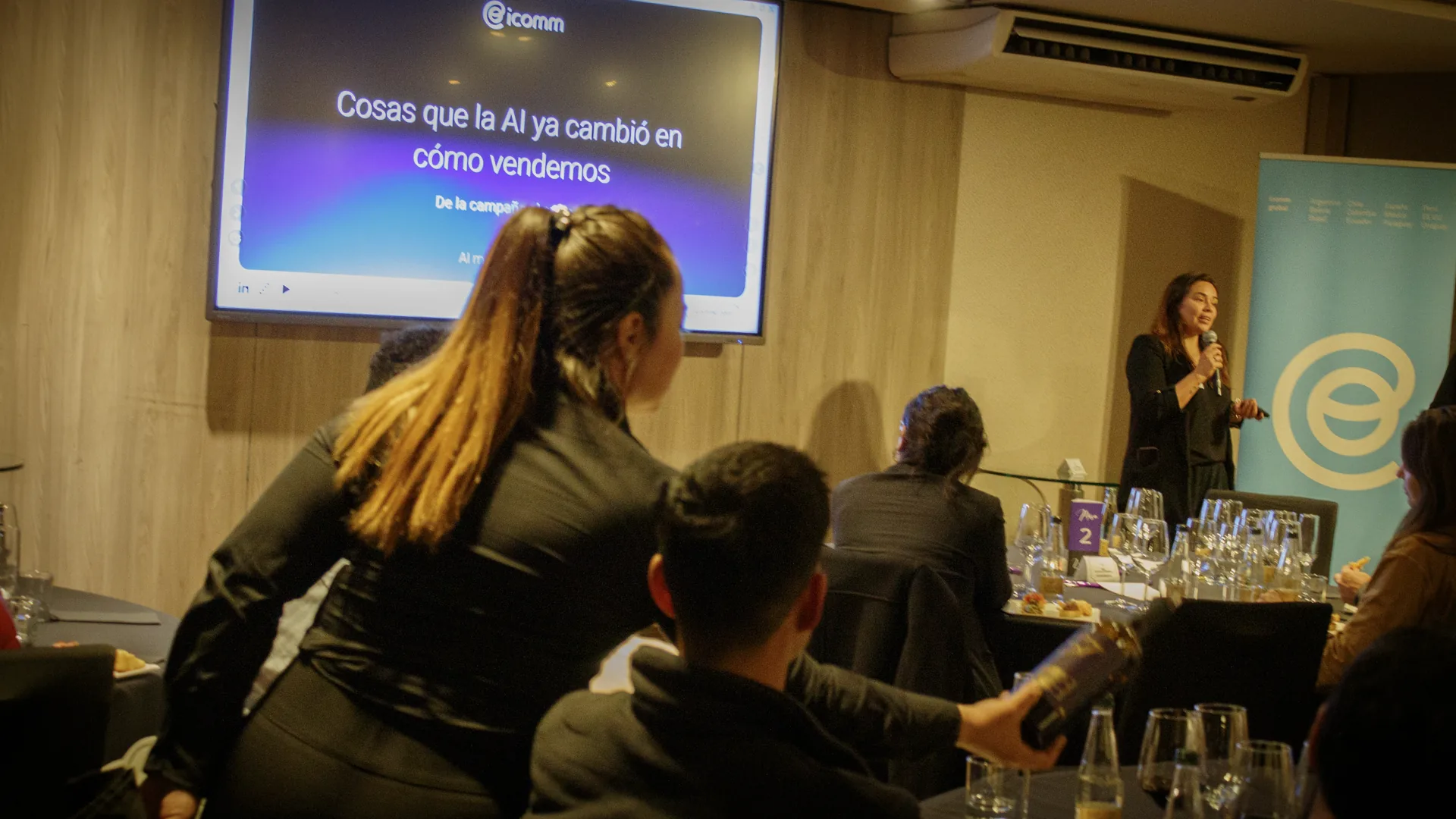 Javiera Henriquez, de Icomm, presenta sobre inteligencia artificial en email marketing