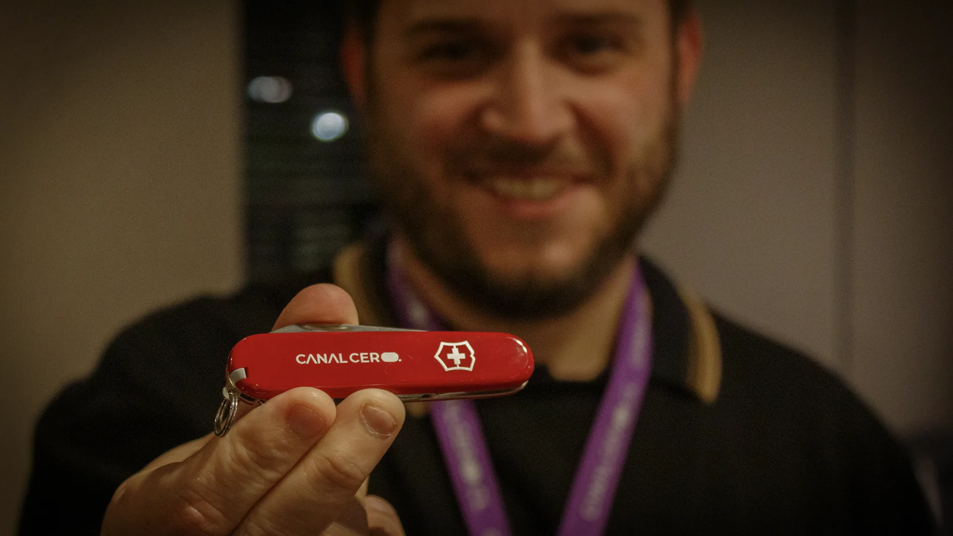 Navaja waiter Victorinox grabada con el logo de Canal Cero, el premio de la mesa ganadora